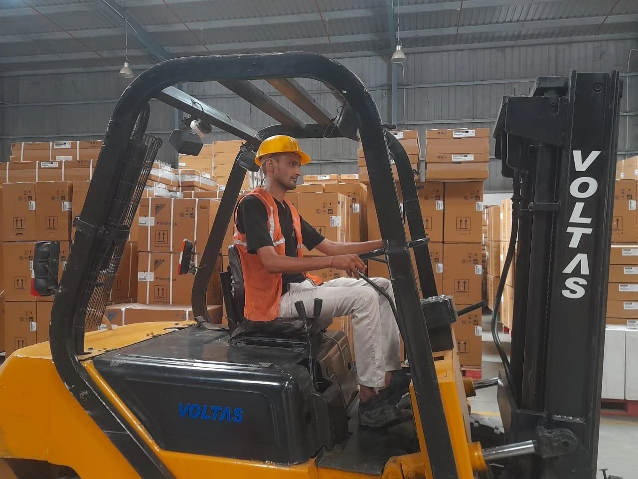 Hydraulic crane rental services for heavy lifting